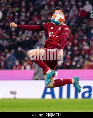 Monaco di Baviera, Germania. 19th Mar 2022. Calcio: Bundesliga, Baviera Monaco - 1. FC Union Berlin, giornata 27 presso l'Allianz Arena. Robert Lewandowski di Monaco gioca la palla. Credit: Sven Hoppe/dpa - NOTA IMPORTANTE: In conformità con i requisiti della DFL Deutsche Fußball Liga e della DFB Deutscher Fußball-Bund, è vietato utilizzare o utilizzare fotografie scattate nello stadio e/o della partita sotto forma di immagini di sequenza e/o serie di foto video-simili./dpa/Alamy Live News Foto Stock