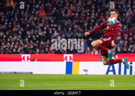 Monaco di Baviera, Germania. 19th Mar 2022. Calcio: Bundesliga, Baviera Monaco - 1. FC Union Berlin, giornata 27 presso l'Allianz Arena. Robert Lewandowski di Monaco gioca la palla. Credit: Sven Hoppe/dpa - NOTA IMPORTANTE: In conformità con i requisiti della DFL Deutsche Fußball Liga e della DFB Deutscher Fußball-Bund, è vietato utilizzare o utilizzare fotografie scattate nello stadio e/o della partita sotto forma di immagini di sequenza e/o serie di foto video-simili./dpa/Alamy Live News Foto Stock