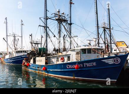 Narragansett, Rhode Island, USA - 27 giugno 2021: Due pescherecci da traino per la pesca commerciale sono attraccati uno di fronte all'altro in un porto turistico di Narragansett Rhode Isl Foto Stock