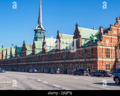 Copenaghen, Danimarca - Luglio 2021: Børsen è un edificio storico del 17th secolo in centro, conosciuto anche come Børsbygningen. Foto Stock