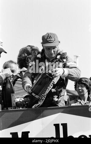 Niki Lauda, alla guida di una Marlboro-McLaren, vince il Gran Premio di Gran Bretagna a Brands Hatch. Lauda, campione del mondo nel 1975 e nel 1977, è salito al terzo posto nel campionato piloti, dietro Pironi e Watson. Didier Pironi è arrivato secondo a Brands e Patrick Tambay è terzo. Nella foto, vittoria per Niki Lauda. 18th luglio 1982. Foto Stock