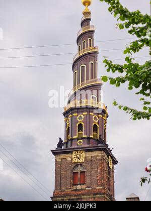 Copenaghen, Danimarca - Luglio, 2021:guglia del cavatappi di Thurah, della Chiesa del nostro Salvatore. E' noto per la sua caratteristica guglia con una spira esterna Foto Stock