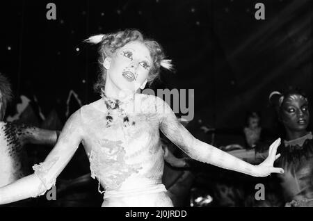 Membri del cast di Cats, musical basato su T. S. Eliot 1939 libro di poesia Old Possum's Book of Practical Cats, composto da Andrew Lloyd Webber, e in mostra al New London Theatre, (notte di apertura 11th maggio) Photocall Mercoledì 6th maggio 1981. I nostri spettacoli di foto ... Bonnie Langford come Rumpleteazer Foto Stock