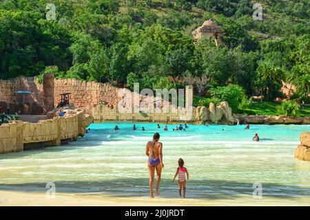 Ruggito laguna piscina ad onde, Valle di onde, Sun City Resort, Pilanesberg, nord ovest della provincia, Repubblica del Sud Africa Foto Stock