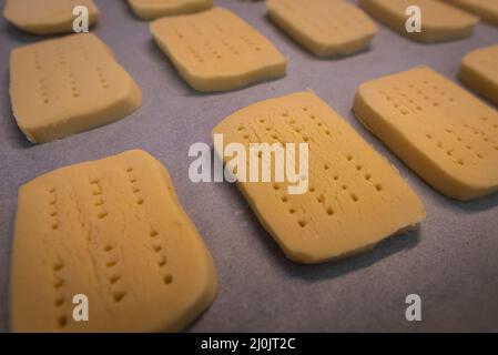 Preparare una vecchia ricetta di shortbread a casa con un sacco di burro. Foto Stock