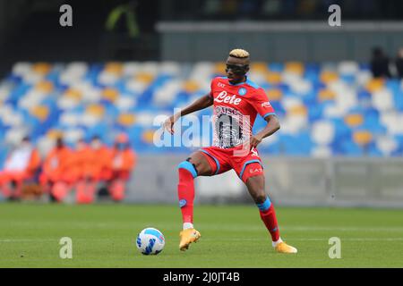 Victor Osimhen, l'attaccante nigeriano di SSC Napoli, controlla la palla durante la serie A di partite di calcio tra SSC Napoli e Udinese. Napoli ha vinto il 2-1 Foto Stock