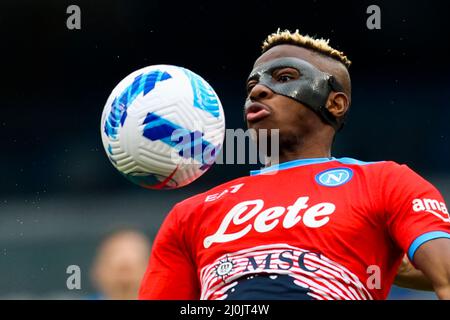 Victor Osimhen, l'attaccante nigeriano di SSC Napoli, controlla la palla durante la serie A di partite di calcio tra SSC Napoli e Udinese. Napoli ha vinto il 2-1 Foto Stock