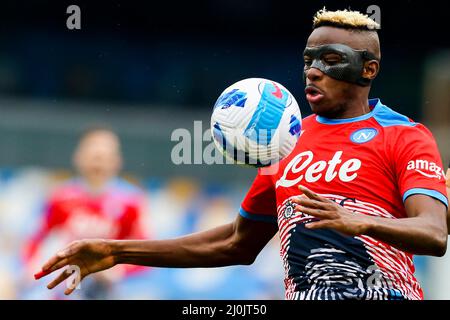 Victor Osimhen, l'attaccante nigeriano di SSC Napoli, controlla la palla durante la serie A di partite di calcio tra SSC Napoli e Udinese. Napoli ha vinto il 2-1 Foto Stock