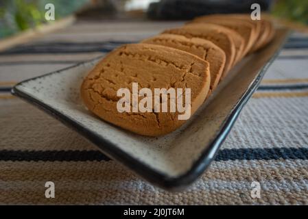 Preparare una vecchia ricetta di shortbread a casa con un sacco di burro. Foto Stock