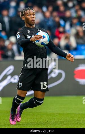 Il difensore italiano di Udinese Destiny Udogie controlla la palla durante la Serie A partita di calcio tra SSC Napoli e Udinese. Napoli ha vinto il 2-1 Foto Stock