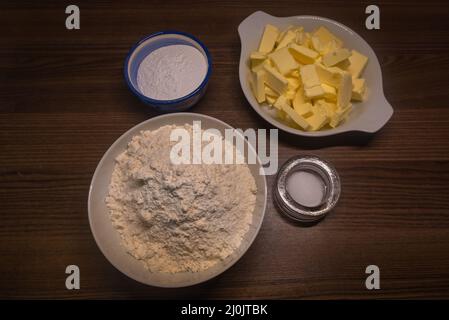 Preparare una vecchia ricetta di shortbread a casa con un sacco di burro. Foto Stock