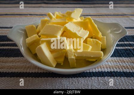 Preparare una vecchia ricetta di shortbread a casa con un sacco di burro. Foto Stock