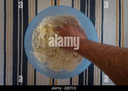 Preparare una vecchia ricetta di shortbread a casa con un sacco di burro. Foto Stock