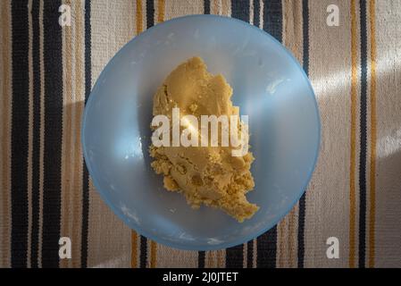 Preparare una vecchia ricetta di shortbread a casa con un sacco di burro. Foto Stock