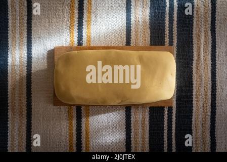 Preparare una vecchia ricetta di shortbread a casa con un sacco di burro. Foto Stock