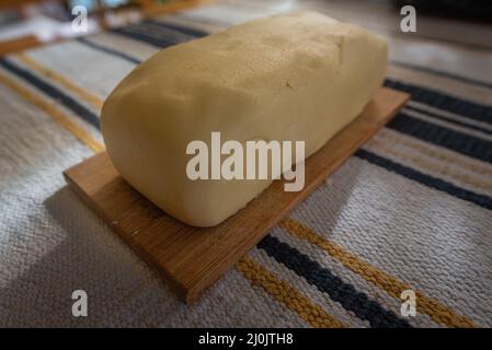 Preparare una vecchia ricetta di shortbread a casa con un sacco di burro. Foto Stock