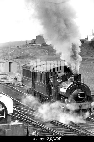 La ferrovia di Tanfield ha tenuto un giorno aperto il 16th aprile 1981. Il vapore pieno davanti come il Sir Cecil A. Cochrane esce per raccogliere i primi visitatori Foto Stock