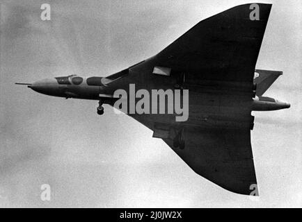 Un bomber a V Avro Vulcan della RAF si volge sopra l'Aeroporto di Sunderland prima che un Vulcan diventi una mostra al Museo degli aeromobili del Nord Est. 05/04/1982 Foto Stock