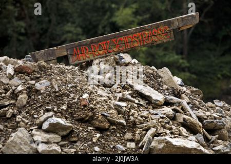 Il cartello stradale AHR-Redwine sporge da una montagna di macerie, disastro alluvione 2021, Ahr Valley, Germania Foto Stock