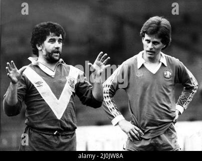 Sport - Rugby League - Cardiff Blue Dragons - David Watkins fa un punto, guardato da New Zealander Ross Bleckford durante una sessione di addestramento Blue Dragons al Ninian Park - 16th settembre 1982 Foto Stock