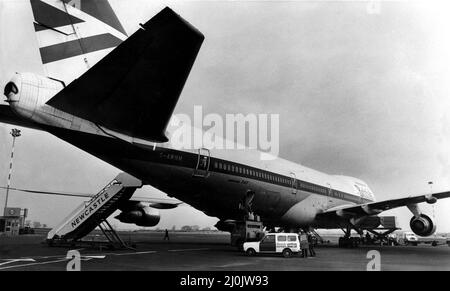 A British Airways Boeing 747 Jumbo Jet all'aeroporto di Newcastle. L'aereo era atterrato dopo essere stato deviato da Heathrow a causa della nebbia. Fu il primo Jumbo ad atterrare a Newcastle nel 1981, il 747's aveva visitato raramente l'aeroporto di Newcastle dal primo atterraggio nel 1977. 29th Gennaio 1981 Foto Stock