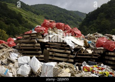 Macerie e spazzatura di fronte alle montagne Ahr, disastro alluvione 2021, Valle Ahr, Germania, Europa Foto Stock