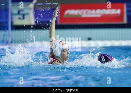 Roma, Italia. 19th Mar, 2022. Difesa Chiara Ranalli (SIS Roma) durante SIS Roma vs CSS Verona, Italian Women's Coppa Italia waterpolo match in Rome, Italy, March 19 2022 Credit: Independent Photo Agency/Alamy Live News Foto Stock