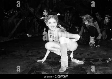 Membri del cast di Cats, musical basato su T. S. Eliot 1939 libro di poesia Old Possum's Book of Practical Cats, composto da Andrew Lloyd Webber, e in mostra al New London Theatre, (notte di apertura 11th maggio) Photocall Mercoledì 6th maggio 1981. I nostri spettacoli di foto ... Bonnie Langford come Rumpleteazer Foto Stock