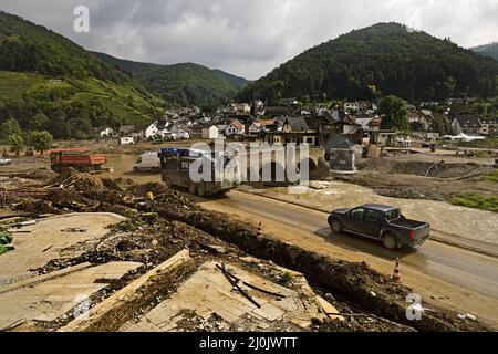 Disastro alluvione 2021, lavori di pulizia sulla strada del vino rosso gravemente distrutta, Rech, Germania, Europa Foto Stock
