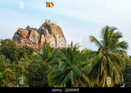 Tempio buddista nell'antica città di Mihintale vicino ad Anuradhapura, Sri Lanka. Foto Stock