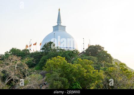 Tempio buddista nell'antica città di Mihintale vicino ad Anuradhapura, Sri Lanka. Foto Stock