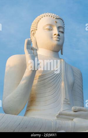 Tempio buddista nell'antica città di Mihintale vicino ad Anuradhapura, Sri Lanka. Foto Stock