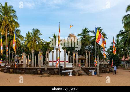 Tempio buddista nell'antica città di Mihintale vicino ad Anuradhapura, Sri Lanka. Foto Stock