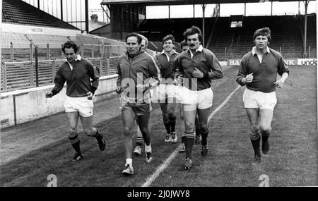 Sport - Rugby League - Cardiff Blue Dragons - Memebers della squadra si è riunito per la prima volta la notte scorsa al Ninian Park - Foto mostra Cardiff City FC Direttore generale MR. Ron Jones (centro anteriore) formazione con alcuni dei giocatori che hanno giocato a rugby campionato, sono, David Jones, Chris o'Brien, Gordon Pritchard e Chris Seldon - 21st giugno 1981 Foto Stock