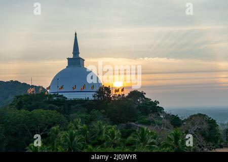 Tempio buddista nell'antica città di Mihintale vicino ad Anuradhapura, Sri Lanka. Foto Stock