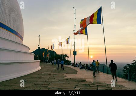 Tempio buddista nell'antica città di Mihintale vicino ad Anuradhapura, Sri Lanka. Foto Stock