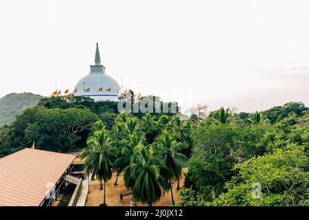 Tempio buddista nell'antica città di Mihintale vicino ad Anuradhapura, Sri Lanka. Foto Stock