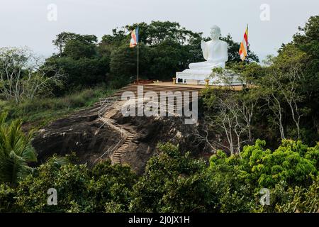 Tempio buddista nell'antica città di Mihintale vicino ad Anuradhapura, Sri Lanka. Foto Stock