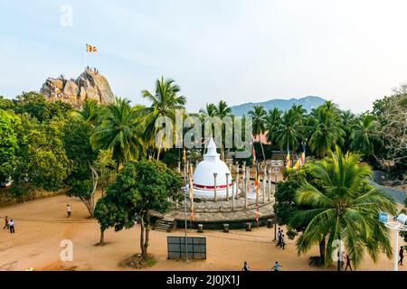 Tempio buddista nell'antica città di Mihintale vicino ad Anuradhapura, Sri Lanka. Foto Stock