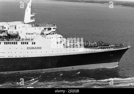 Il QE2 torna a casa a Southampton. Union Jacks è festooned sulle automobili, drappeggiato sulle spalle, ondulato sui bastoni. Southampton dà il benvenuto a "Three Cheers" al QE2 lussuoso liner trasformato in trooper di ritorno dalla guerra. A bordo è il suo prezioso carico, i 700 sopravvissuti della HMS Coventry, ardent e Antelope, affondati nella battaglia per le Falklands. 11th giugno 1982. Foto Stock