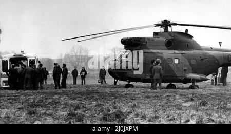 Un bambino di quattro mesi è stato volato 800 miglia, da un elicottero RAF Westland Puma, a Newcastle in balia di un campo RAF in Germania. Una squadra medica era al fianco del bambino mentre volava a Newcastle. Hanno portato il bambino al Newcastle General Hospital in ambulanza dopo l'atterraggio a Richardson Road. Il bambino, i cui genitori provengono dal Nord-Est, è inteso essere affetto da un'infezione, ma è soddisfacente. È stato portato in un reparto specializzato dell'ospedale. La madre dei bambini, che proveniva da Northallerton, e il padre si recarono all'ospedale. 19/12/1980 Foto Stock