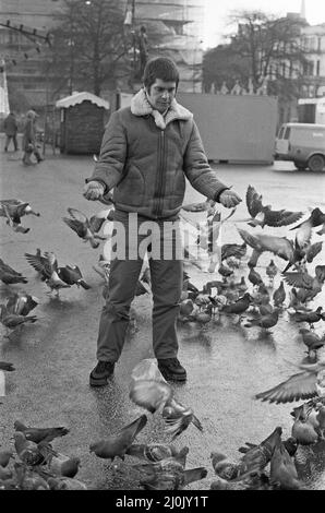 Black Sabbath piombo cantante Ozzy Osborne con capelli corti, nutrendo i piccioni in George Square di Glasgow.29th novembre 1982. Foto Stock