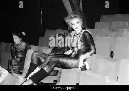 Membri del cast di Cats, musical basato su T. S. Eliot 1939 libro di poesia Old Possum's Book of Practical Cats, composto da Andrew Lloyd Webber, e in mostra al New London Theatre, (notte di apertura 11th maggio) Photocall Mercoledì 6th maggio 1981. Foto Stock