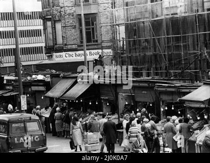 Mill Lane Fruit Market, Cardiff, Galles, mercoledì 17th giugno 1981. La libreria Hayes. Foto Stock