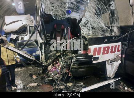 (220319) -- BOLU (TURCHIA), 19 marzo 2022 (Xinhua) -- questa immagine catturata dalle riprese video mostra la scena di un incidente stradale all'interno del tunnel del Monte Bolu, nella Turchia nord-occidentale, il 19 marzo 2022. Almeno 30 persone sono state ferite il sabato in un cumulo all'interno del tunnel del Monte Bolu sull'autostrada Ankara-Istanbul, ha detto un governatore locale. (Hangzhou) Foto Stock