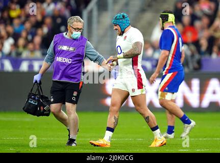 Il Jack Nowell dell'Inghilterra esce dal campo ferito durante la partita delle sei Nazioni della Guinness allo Stade de France. Data foto: Sabato 19 marzo 2022. Foto Stock