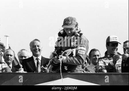 Niki Lauda, alla guida di una Marlboro-McLaren, vince il Gran Premio di Gran Bretagna a Brands Hatch. Lauda, campione del mondo nel 1975 e nel 1977, è salito al terzo posto nel campionato piloti, dietro Pironi e Watson. Didier Pironi è arrivato secondo a Brands e Patrick Tambay è terzo. Nella foto, vittoria per Niki Lauda. 18th luglio 1982. Foto Stock