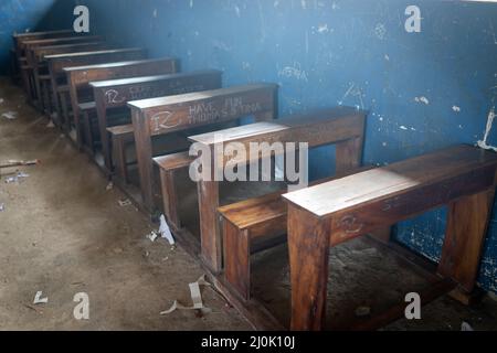 Scuola povera in Tanzania con i nomi dei loro figli sostenitori Foto Stock