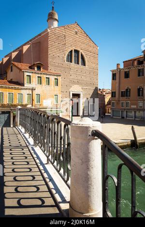 Venezia - Italia: Campo San Pantalon con Ponte e corrimano Foto Stock