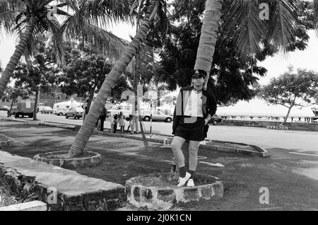 Elton John indossa una camicia Watford F.C. sull'isola caraibica di Montserrat. Elton è sull'isola per registrare il suo nuovo album presso GLI studi AEREI. Ottobre 1982. Foto Stock